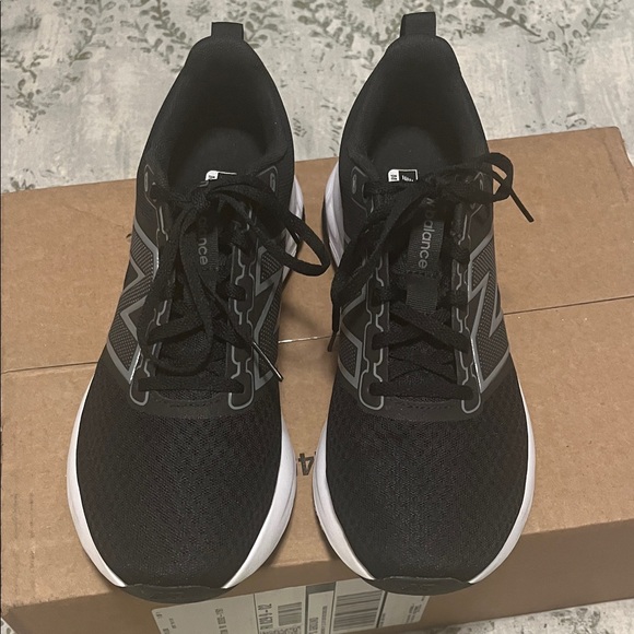 New Balance Black and White Men's Athletic Running Shoe - Picture 4 of 13